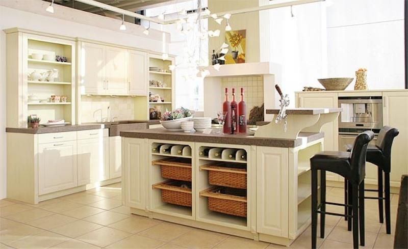 Eine Küche mit weißen Schränken und einer großen Insel