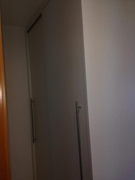 In einem Raum ist eine Tür mit einer Klinke geschlossen.