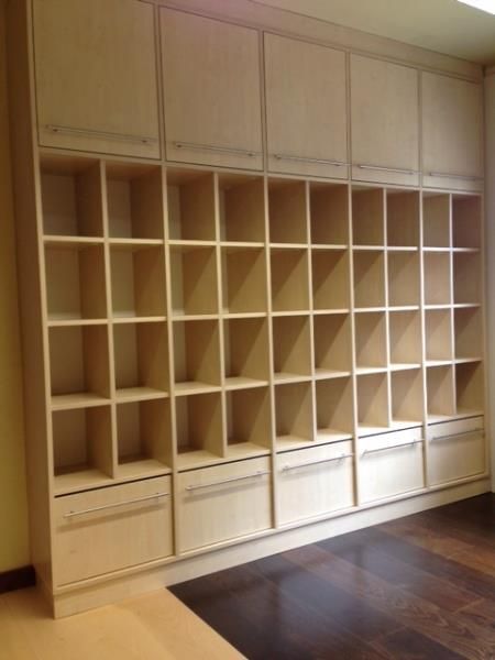 Ein Raum mit vielen Regalen und Schubladen