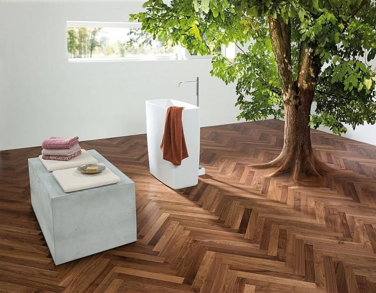 Ein Badezimmer mit einem Baum in der Mitte