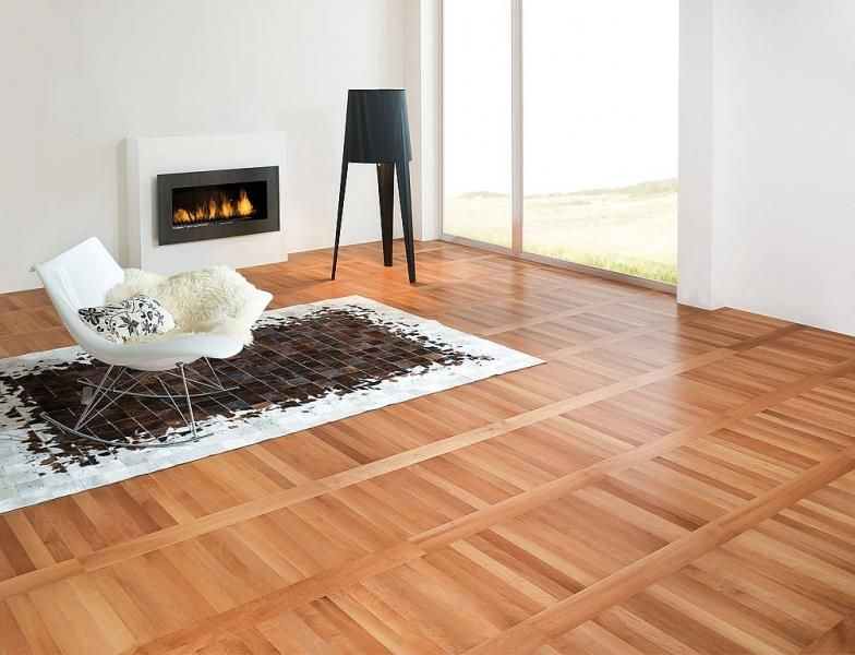 Ein Wohnzimmer mit Parkettboden und Kamin