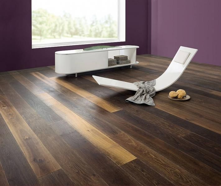 Ein Stuhl steht auf einem Holzboden in einem Raum mit violetten Wänden