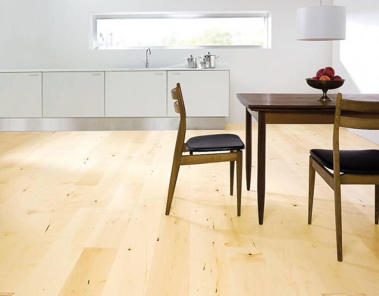 Eine Küche mit Tisch und Stühlen und einer Obstschale