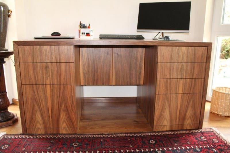 Ein Holzschreibtisch mit einem Computer darauf