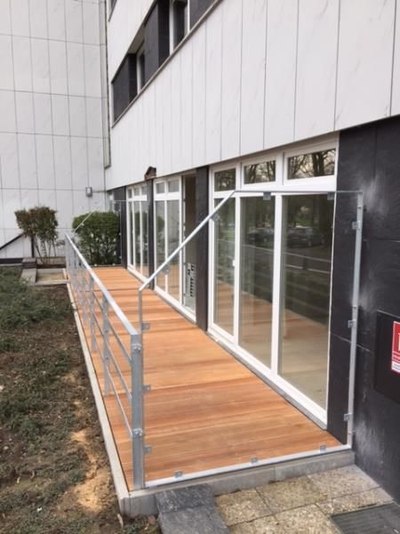 Ein Gebäude, zu dem ein Holzsteg führt