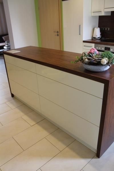 Eine Kücheninsel mit einer Blumenschale darauf