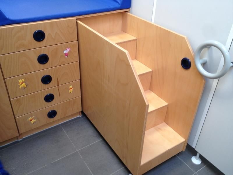Eine Holztreppe hinauf zu einem Wickeltisch