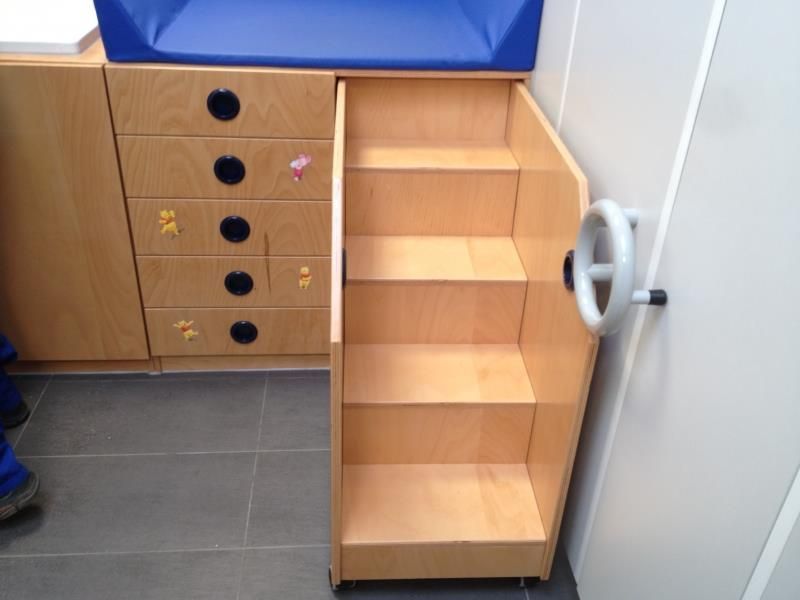 Eine Holztreppe hinauf zu einem Wickeltisch