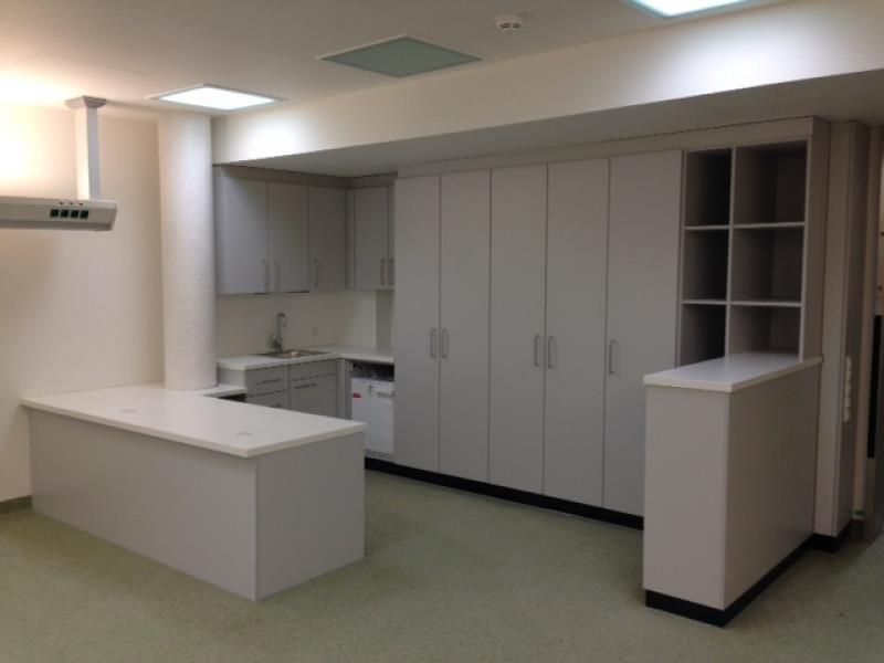 Eine Küche mit weißen Schränken und einer großen Insel