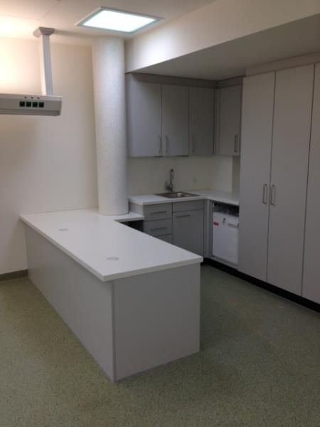 Eine leere Küche mit weißen Schränken und einer Spüle