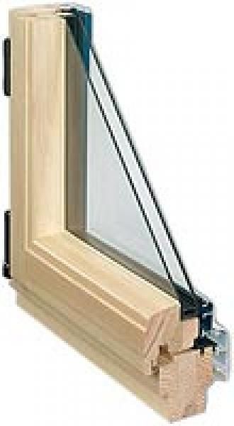 Eine Nahaufnahme eines Holzfensters mit drei Glasschichten.