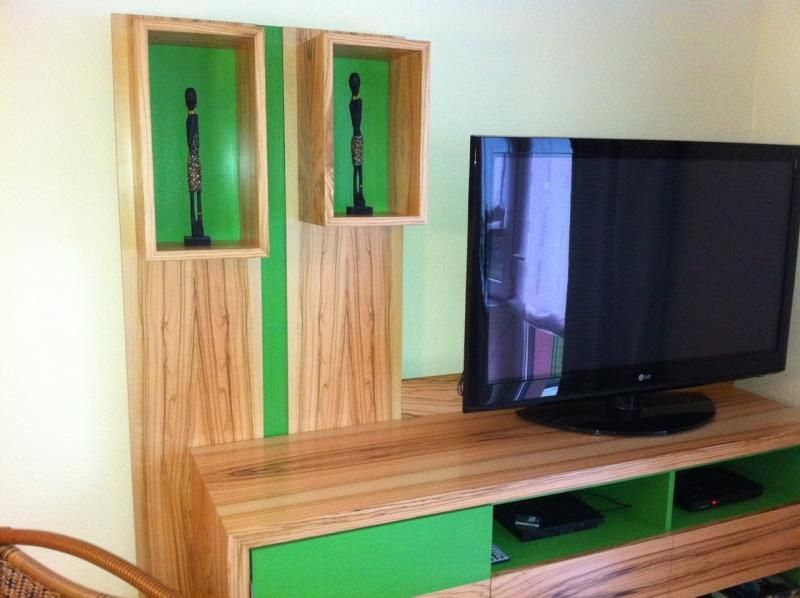 Ein Flachbildfernseher steht auf einem hölzernen Entertainment-Center