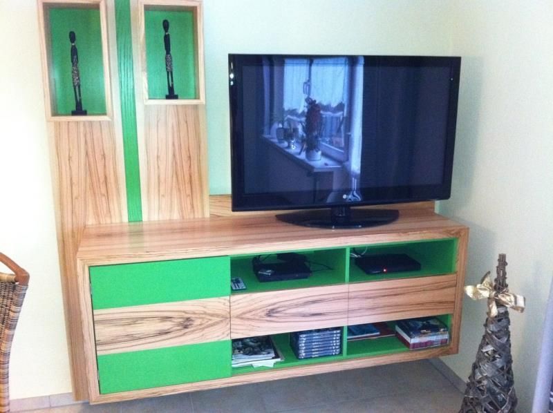 Ein Flachbildfernseher auf einem hölzernen Entertainment-Center