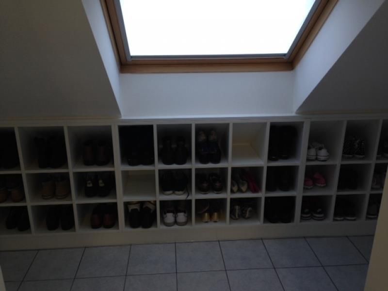 Ein Schrank voller Schuhe unter einem Oberlicht