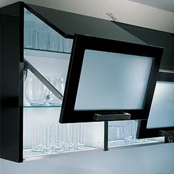 Ein Regal mit Gläsern und Weingläsern darauf