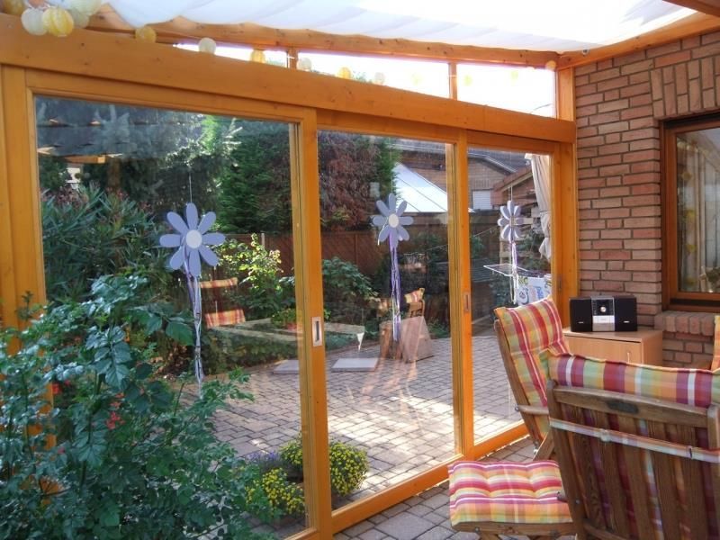 Ein Raum mit vielen Fenstern und einer Ziegelwand