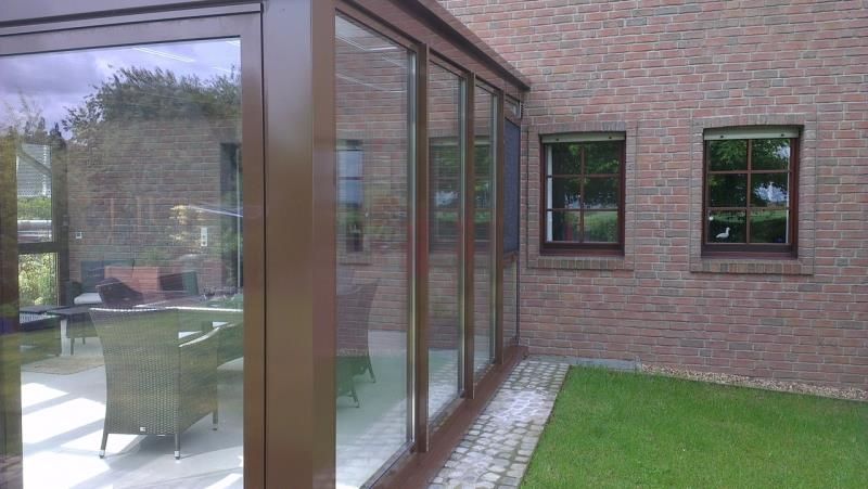 Ein Backsteinhaus mit einer davor liegenden Terrasse