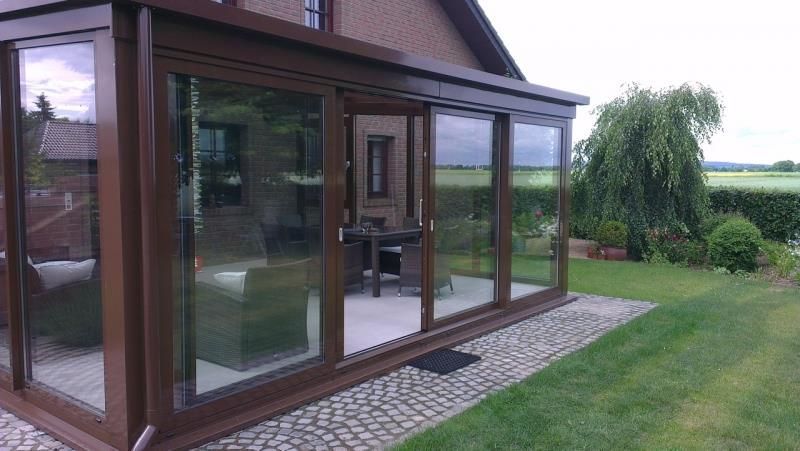 Ein Haus mit Terrasse und Glasschiebetüren