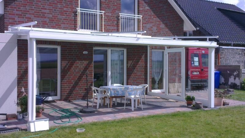 Ein roter Lieferwagen steht vor einem Backsteinhaus