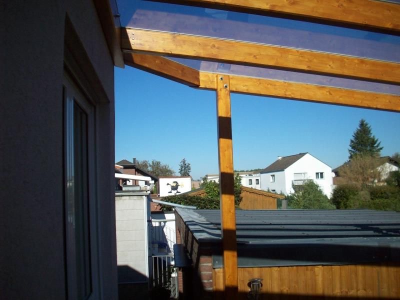 Blick auf die Stadt von einem Balkon mit klarem Dach