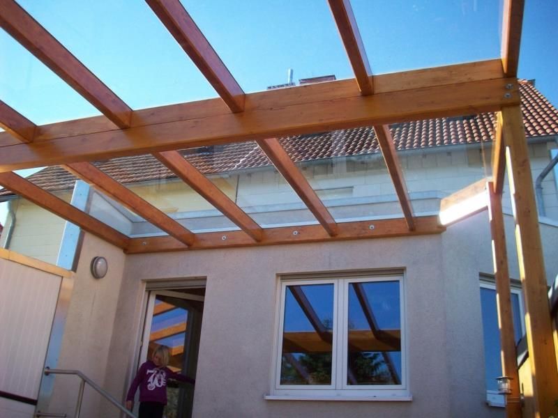 Ein Mädchen in einem lila T-Shirt mit der Nummer 36 darauf