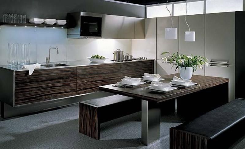 Eine Küche mit Tisch und Bänken