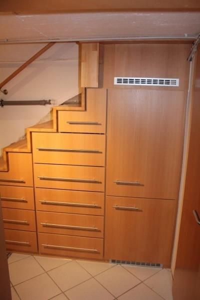 Ein Raum mit Treppen und Schubladen darunter