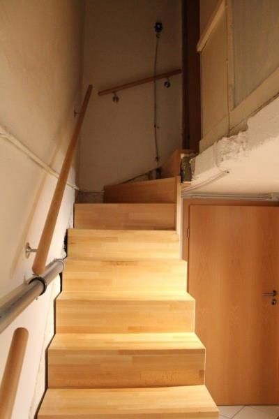 Eine Reihe von Holztreppen, die zu einer Tür führen