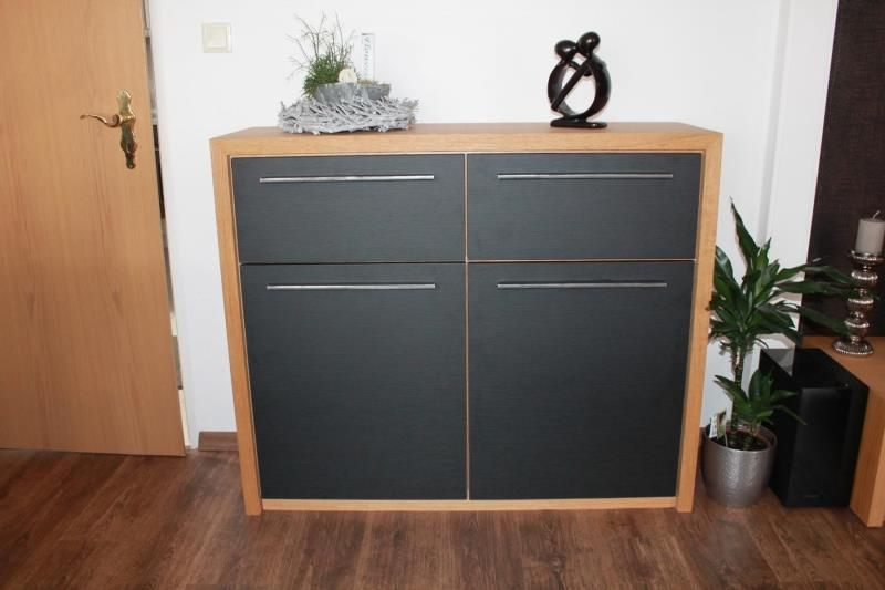 Eine Kommode mit einer Statue eines Paares darauf