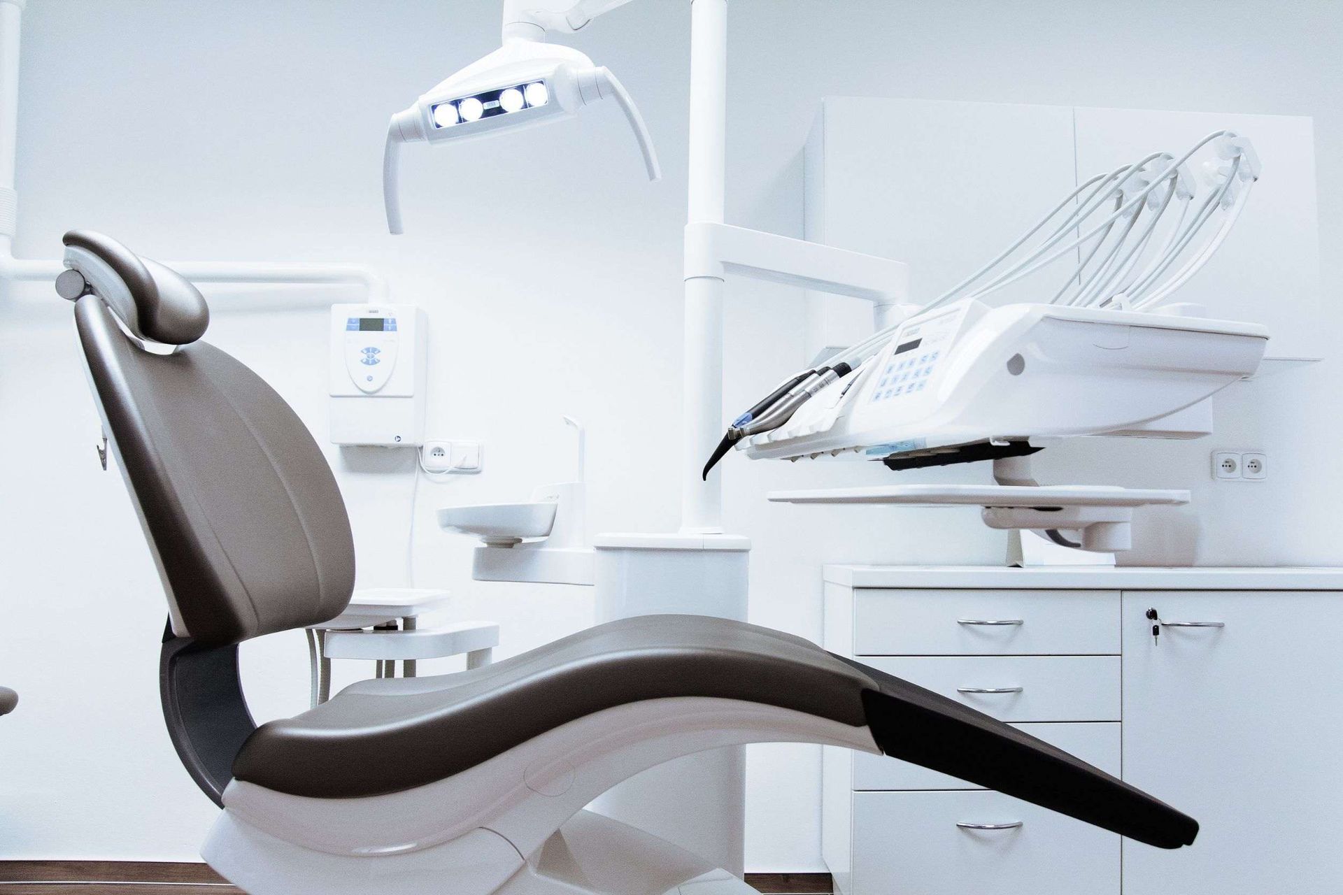 Una silla dental está sentada en un consultorio dental.