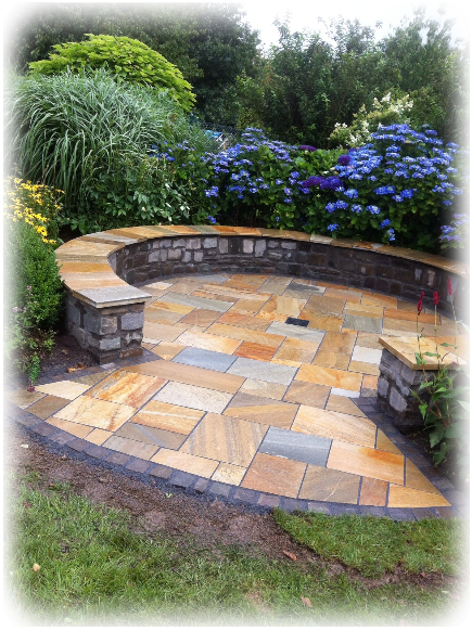 Betonpflastersteine, zwischen denen grünes Gras wächst und die ein Kreuz bilden.