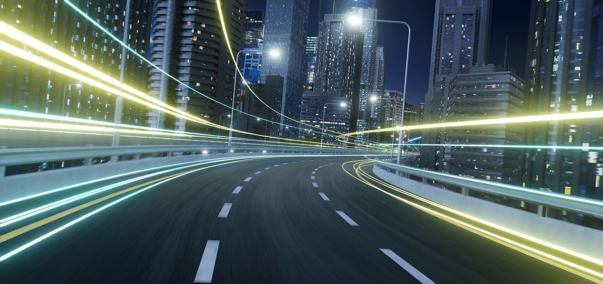 Ein Auto fährt nachts eine Autobahn in einer futuristischen Stadt entlang.