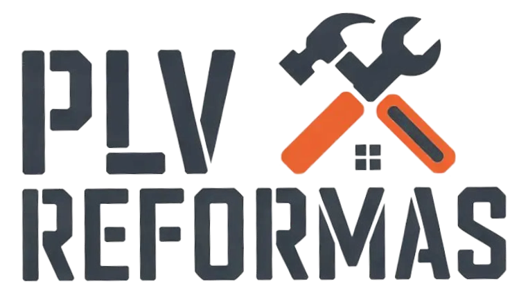 Logotipo de "PLV REFORMAS" con texto en gris oscuro y un icono de un martillo y una llave inglesa cruzados