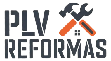 Logotipo de "PLV REFORMAS" con texto en gris oscuro y un icono de un martillo y una llave inglesa cruzados
