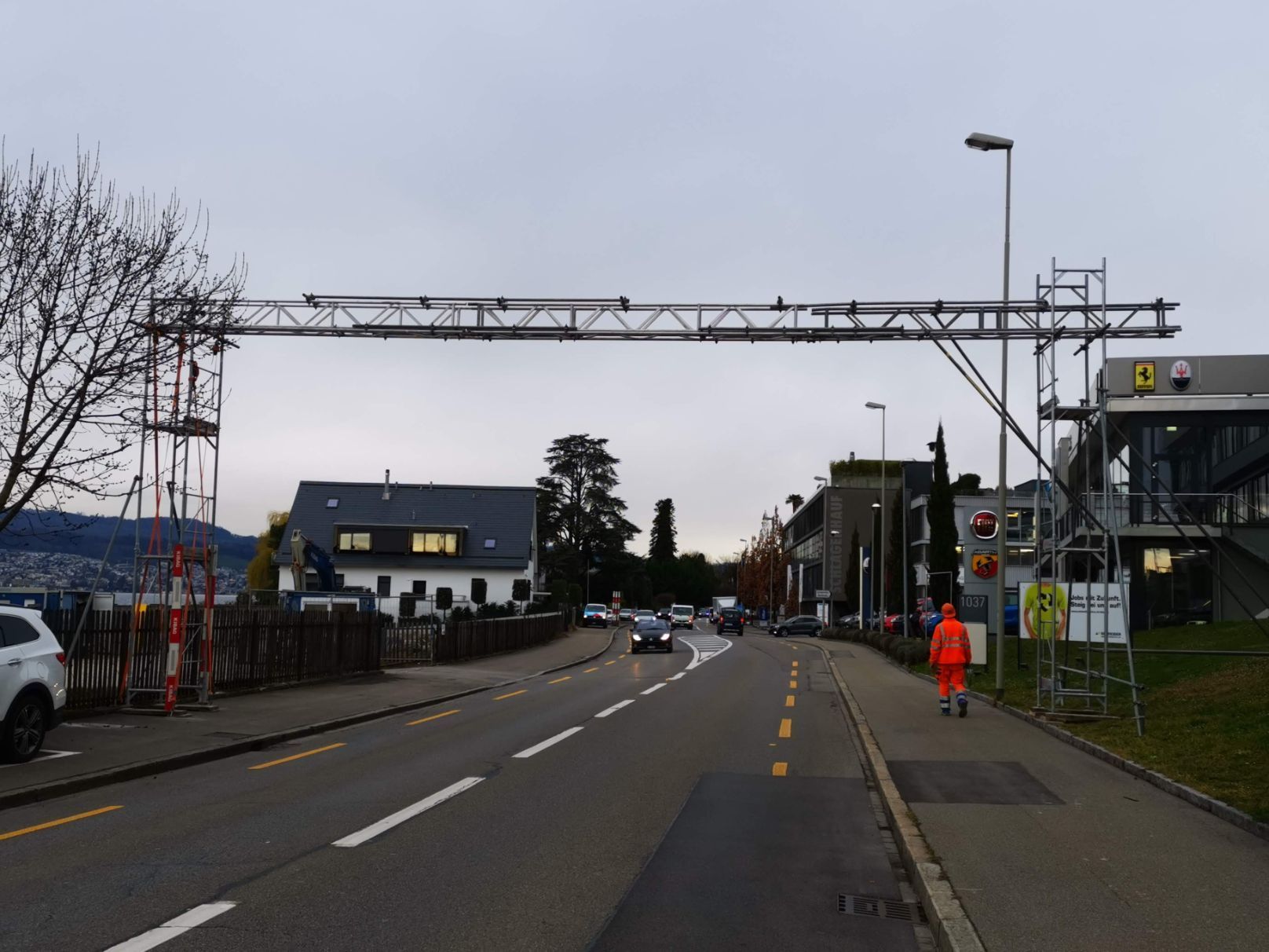 Gerüst über einer Strasse