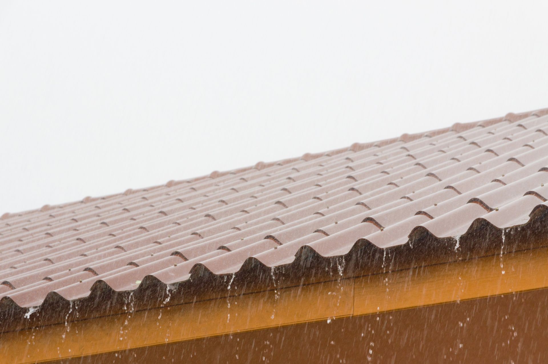 Está lloviendo sobre el tejado de un edificio.