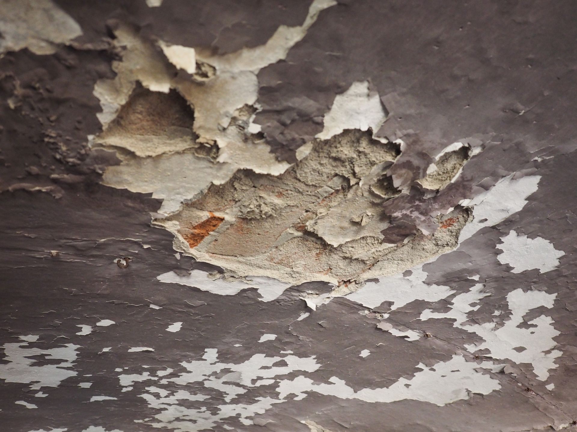 Un primer plano de una pared con pintura descascarada.
