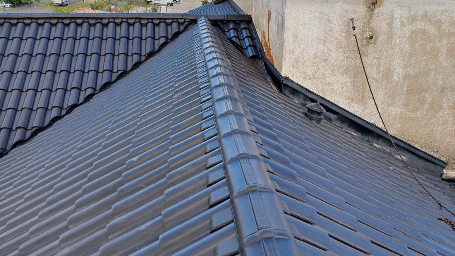 Un primer plano de un tejado con una chimenea.