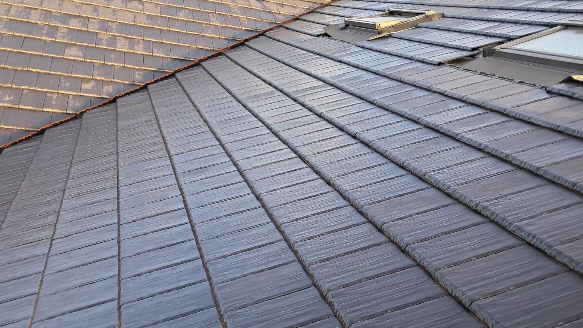 Un primer plano de un tejado con muchas tejas.