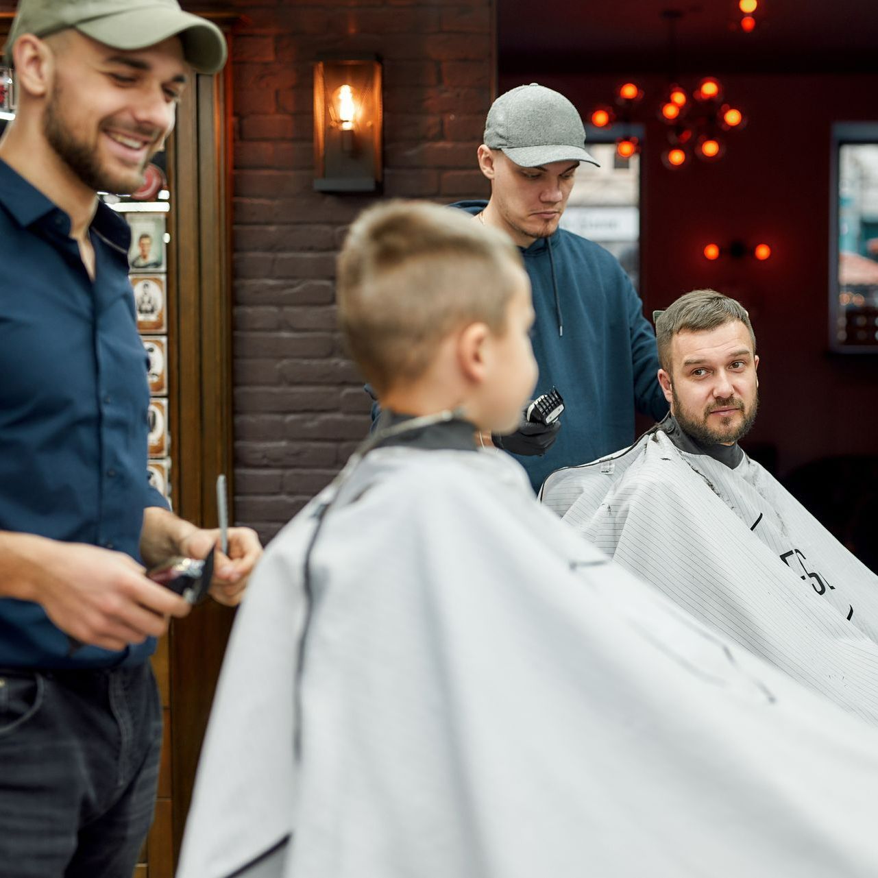 Père et fils dans le salon de coiffure