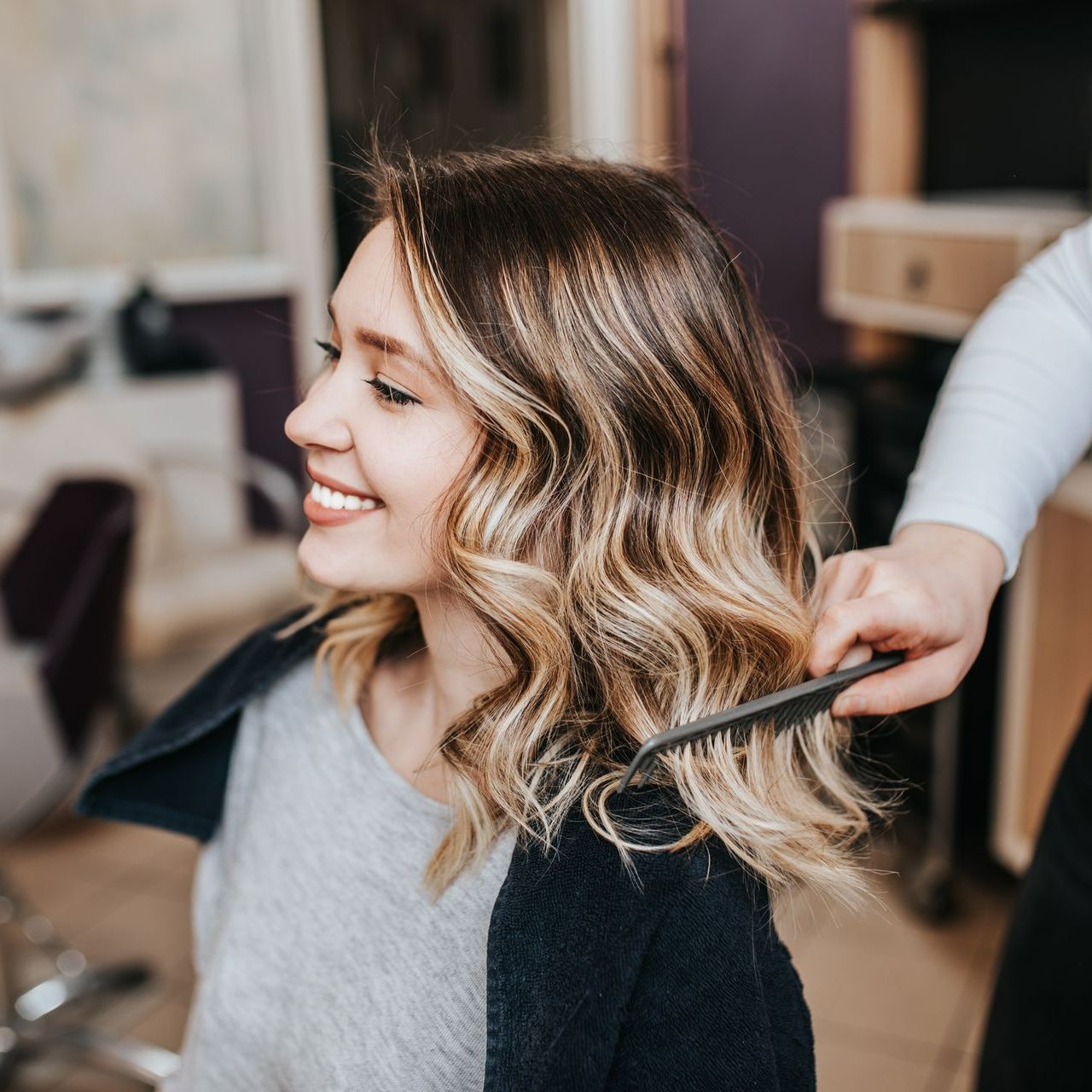 Femme heureuse après sa coiffure