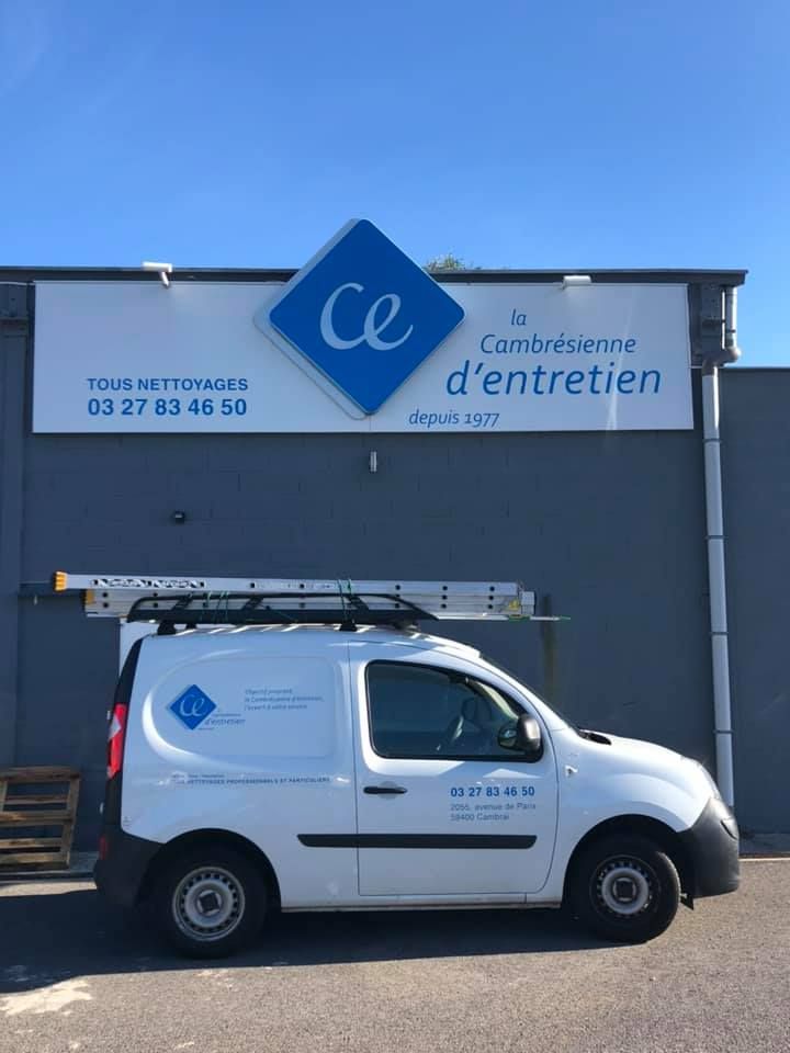 Une camionnette devant le bâtiment de la Cambrésienne d'Entretien