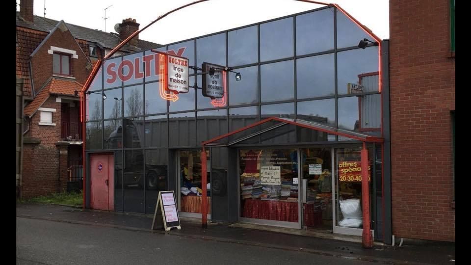 Vitrine de magasin nettoyée