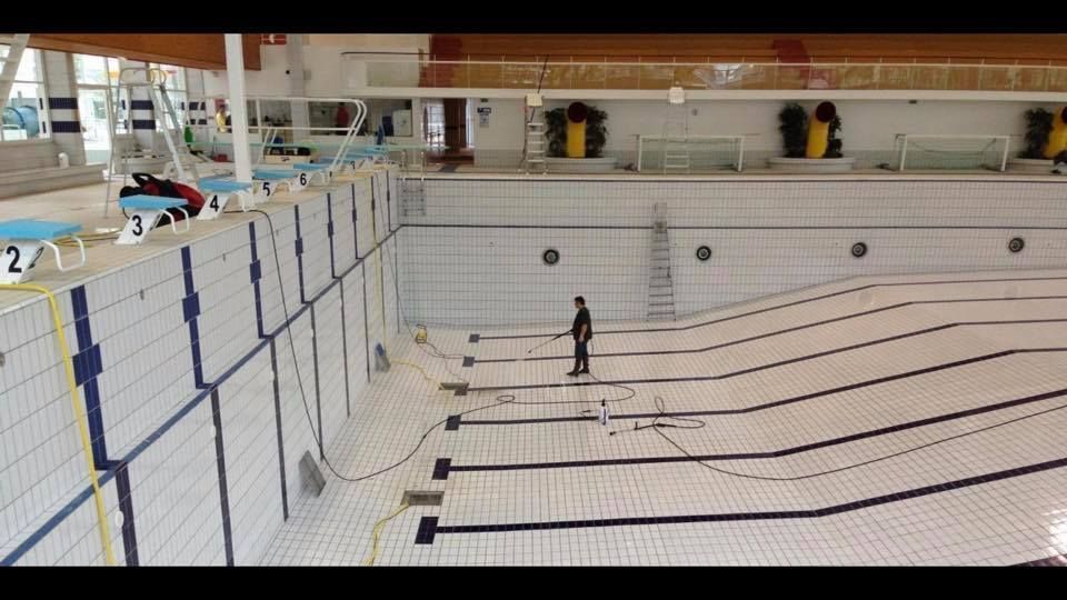 Agent en train de nettoyer une piscine