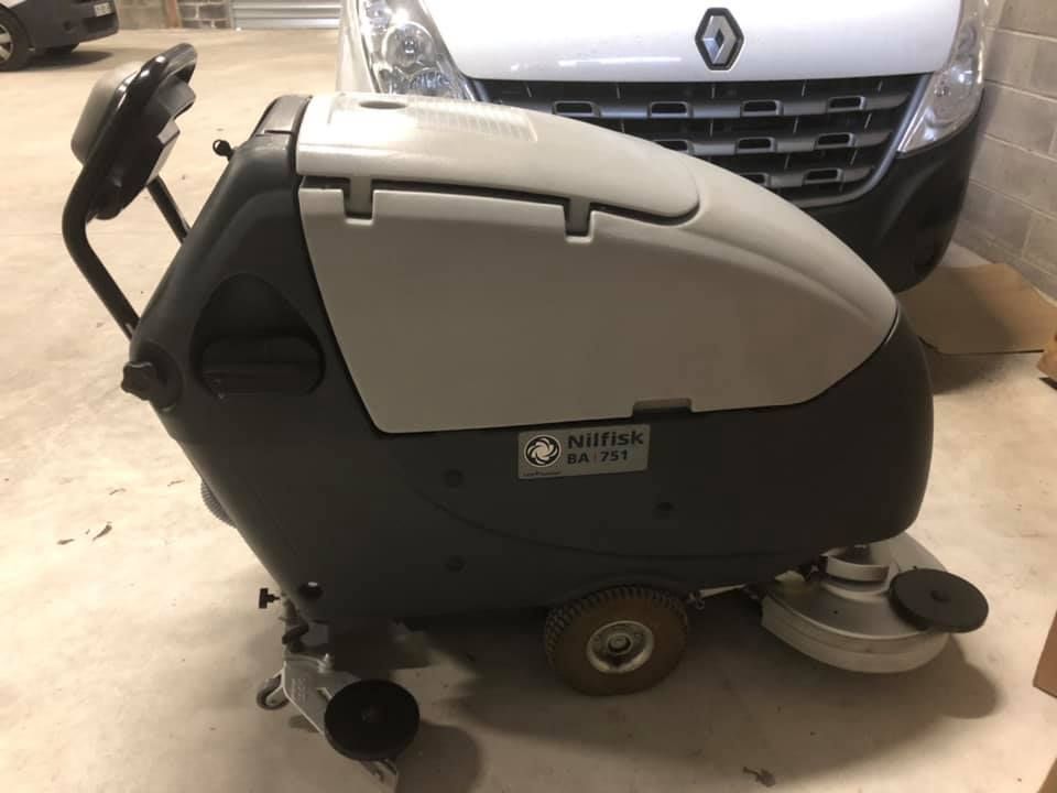 Autolaveuse devant un véhicule de la Cambrésienne d'Entretien