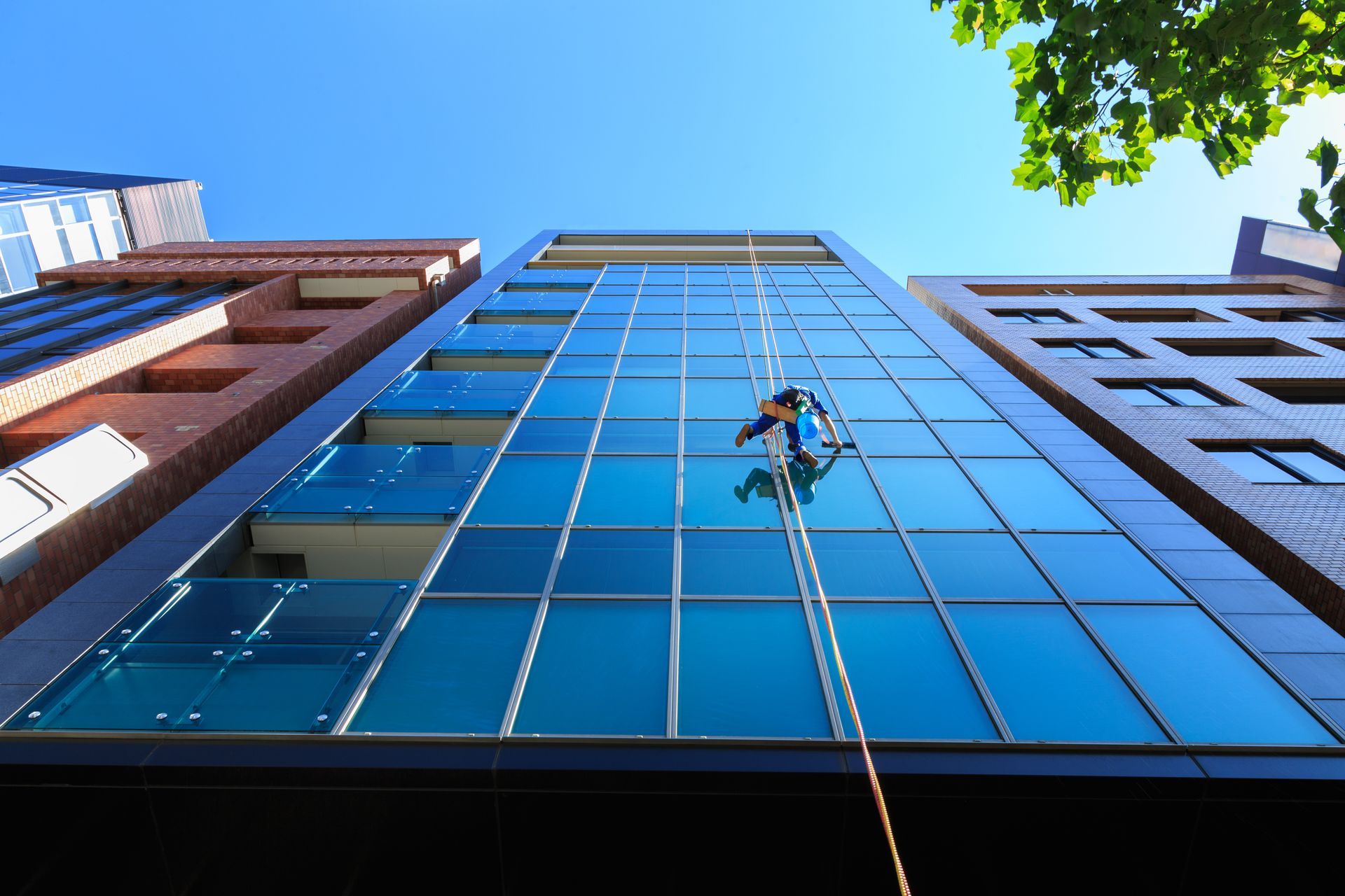 Véhicule de la Cambrésienne d'Entretien garé devant l'entreprise