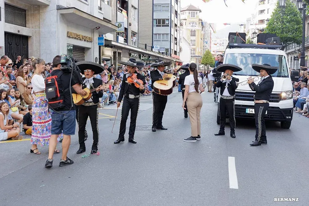 Músicos vestidos de traje negro actúan en una calle de la ciudad