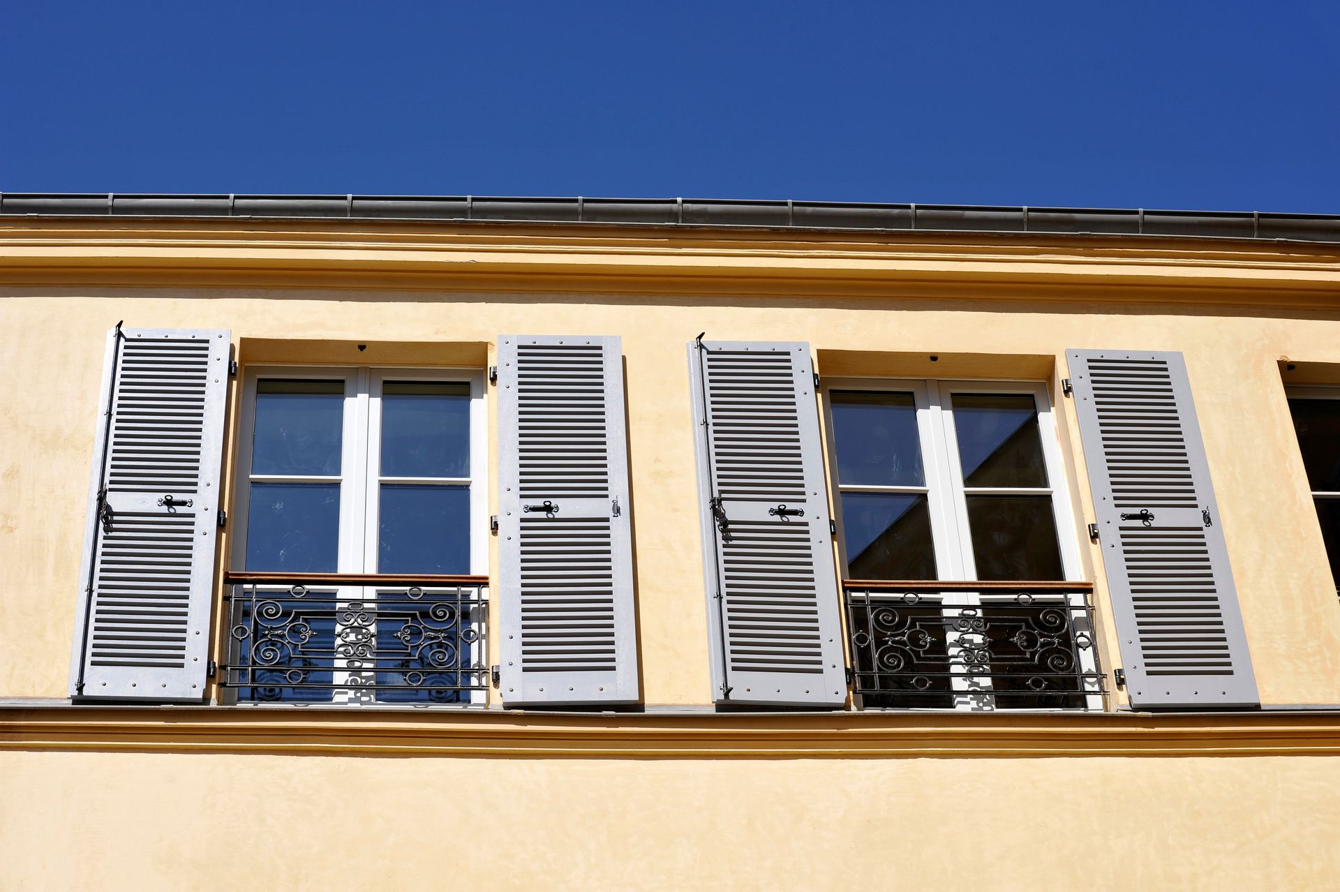 Des volets battants à persiennes