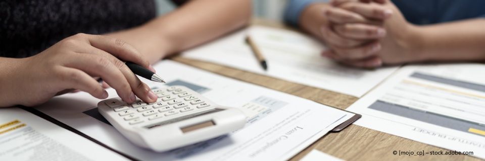 Taschenrechner, Person, Schreibtisch Kanzlei Tanja Drescher - Steuerberaterin