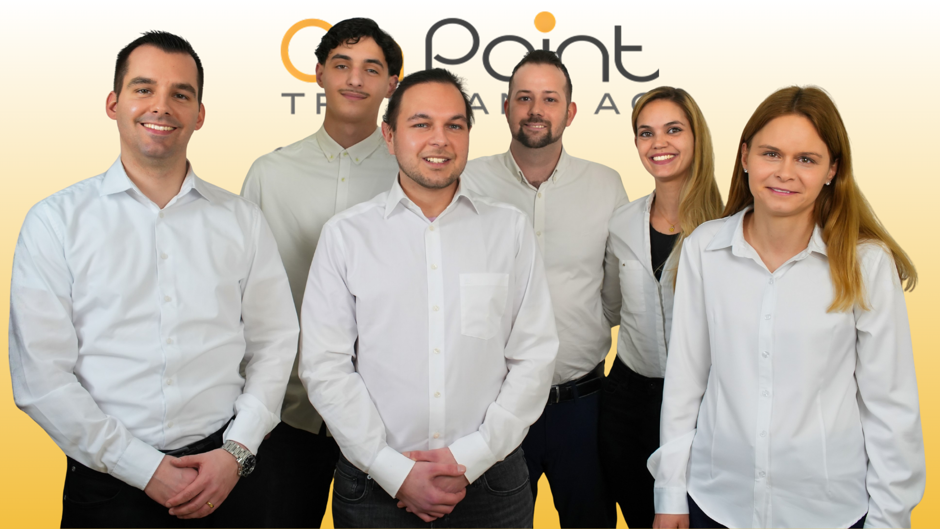 Schwarz-Weiss-Landschaftsaufnahme eines von Bergen umgebenen Sees mit einer Hütte auf der linken Seite. Bewölkter Himmel.